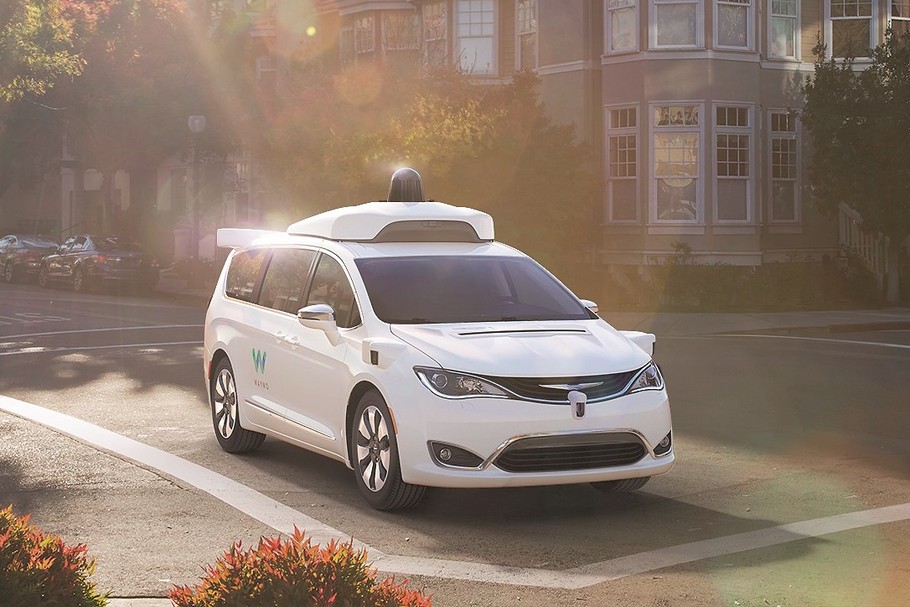 Waymo One to serwis autonomicznych taksówek działających w Phoenix, w USA. Wykorzystuje minivany Chrysler Pacifica