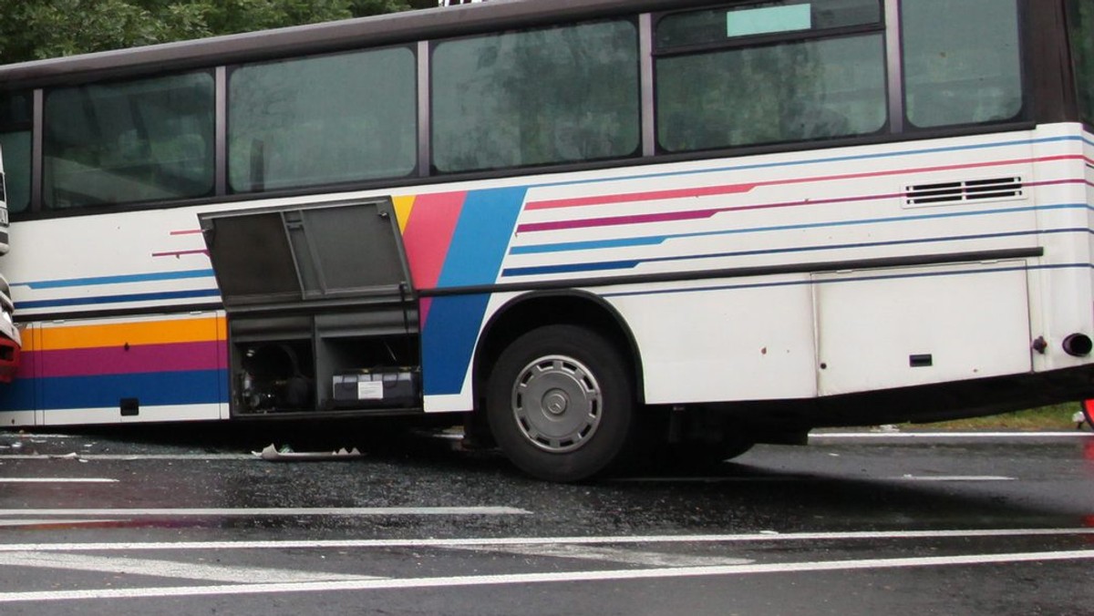 Siedemnaście osób, w tym polski kierowca ciężarówki, zostało rannych w wypadku, do którego doszło na autostradzie A13 niedaleko miejscowości Freiwalde w niemieckiej Brandenburgii - poinformowała policja w Luebben.