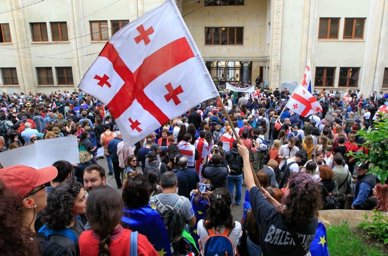 Gruzínsky parlament jednohlasne schválil zákon súvisiaci s protestmi.