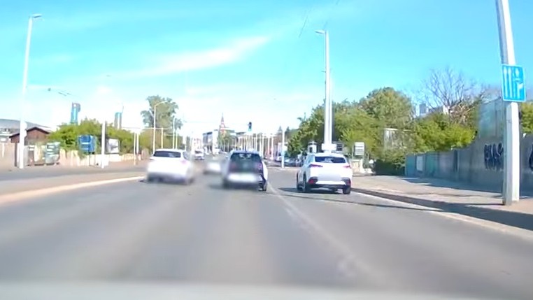 A buszsávban nyomult egy autós a Kerepesi úton: ráfázott, ugyanis belementek – videó