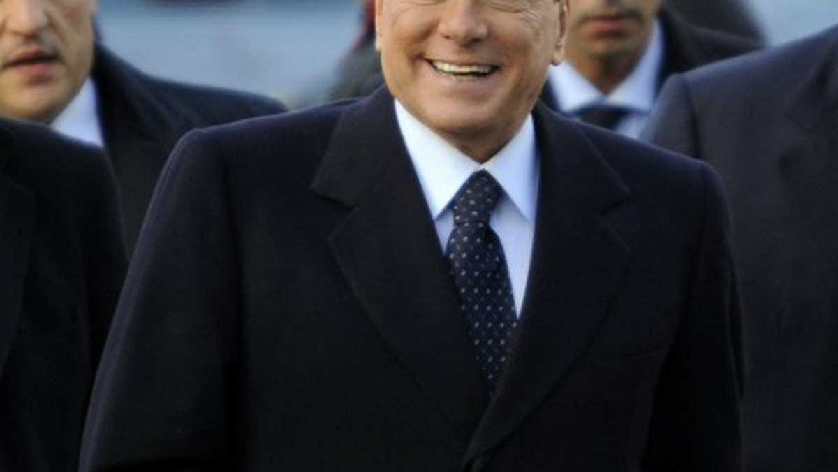 Były premier Włoch, 76-letni Silvio Berlusconi ogłosił w swojej telewizji, że się zaręczył. Jego wybranką jest 27-letnia była radna z Neapolu, niegdyś przewodnicząca klubu jego zwolenników Francesca Pascale.