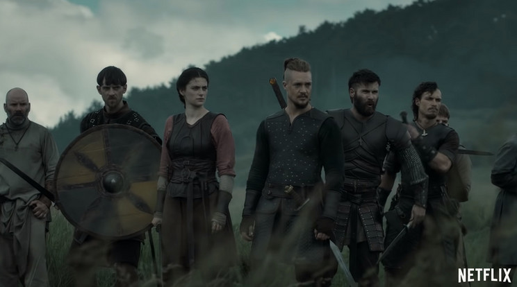 Uhtred (Alexander Dreymon) és harcosai elszánt tekintettel várják Anglia és a vikingek háborújának következő fejezetét / Fotó: Netflix
