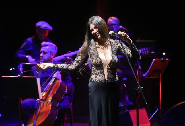 Ive Mendes podczas koncertu w Warszawie; Teatr Wielki - 20 listopada 2016