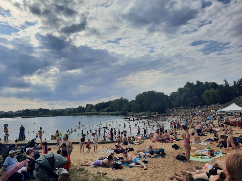 Poszłam w weekend na miejską plażę. Tłumy to najmniejszy problem