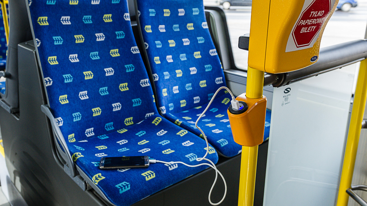 Urząd Miejski w Białymstoku zapowiedział, że zamontuje w autobusach komunikacji miejskiej łącza USB. Dzięki nim będzie można za darmo naładować mobilne urządzenia elektroniczne.