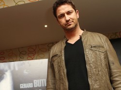 Gerard Butler trenuje małych piłkarzy