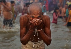 Święto Kumbh Mela. 100 milionów pielgrzymów odprawi rytualną kąpiel