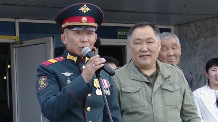 St. sierż. Mergen Dongak (w mundurze) podczas objazdu Tuwy po otrzymaniu od Putina medalu Bohatera Rosji