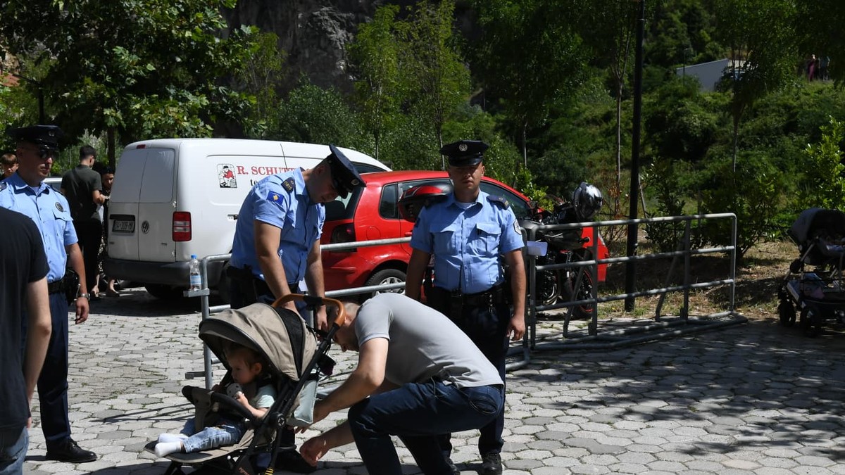 Kosovska policija pretresala vernike na ulazu u portu manastira Sveti Arhangeli 