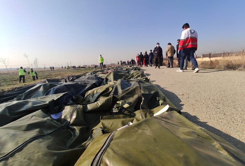 Spasioci na terenu sakupljaju ostatke tela poginulih putnika