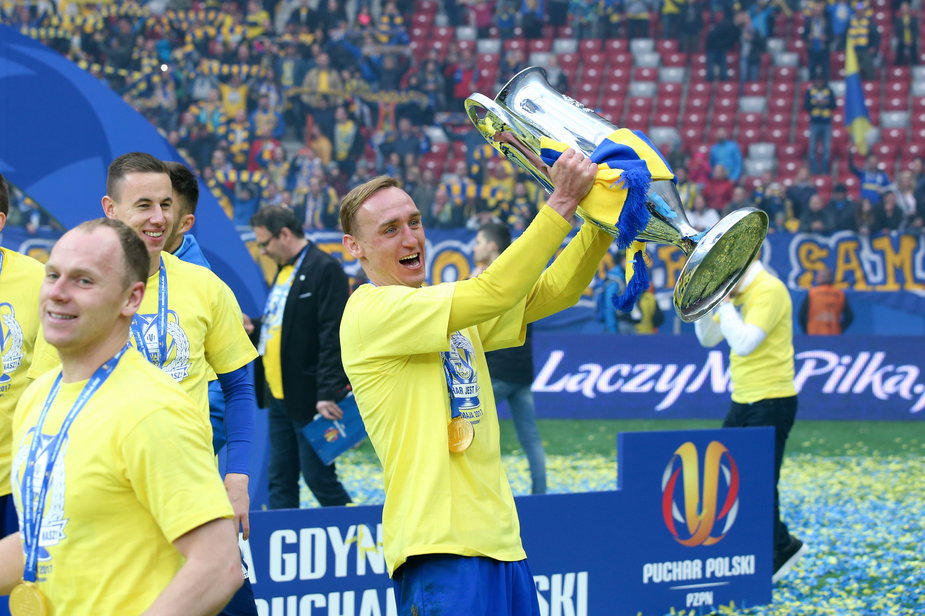 Adam Marciniak trzyma w rękach swoje najcenniejsze trofeum w karierze. W 2017 r. razem z Arką Gdynia sięgnął po Puchar Polski, pokonując w finale Lecha Poznań (2:1).