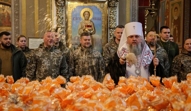 Ukrajinski mitropolit Epifanija prska svetom vodicom uskršnje kolače, koji će biti odneti ukrajinskim vojnicima na borbenim linijama tokom liturgije za Uskrs 9. aprila 2026. | Foto: Reuters