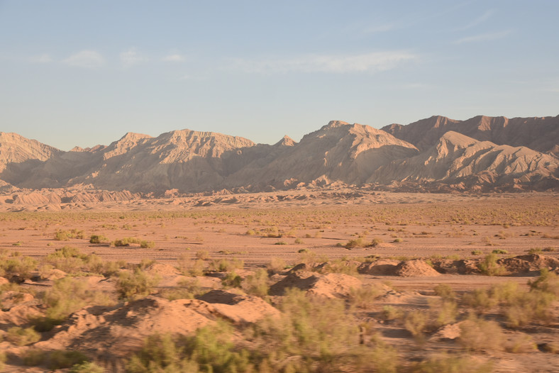 Pustynne widoki o poranku Takie krajobrazy ogląda się z okna pociągu Fadak
