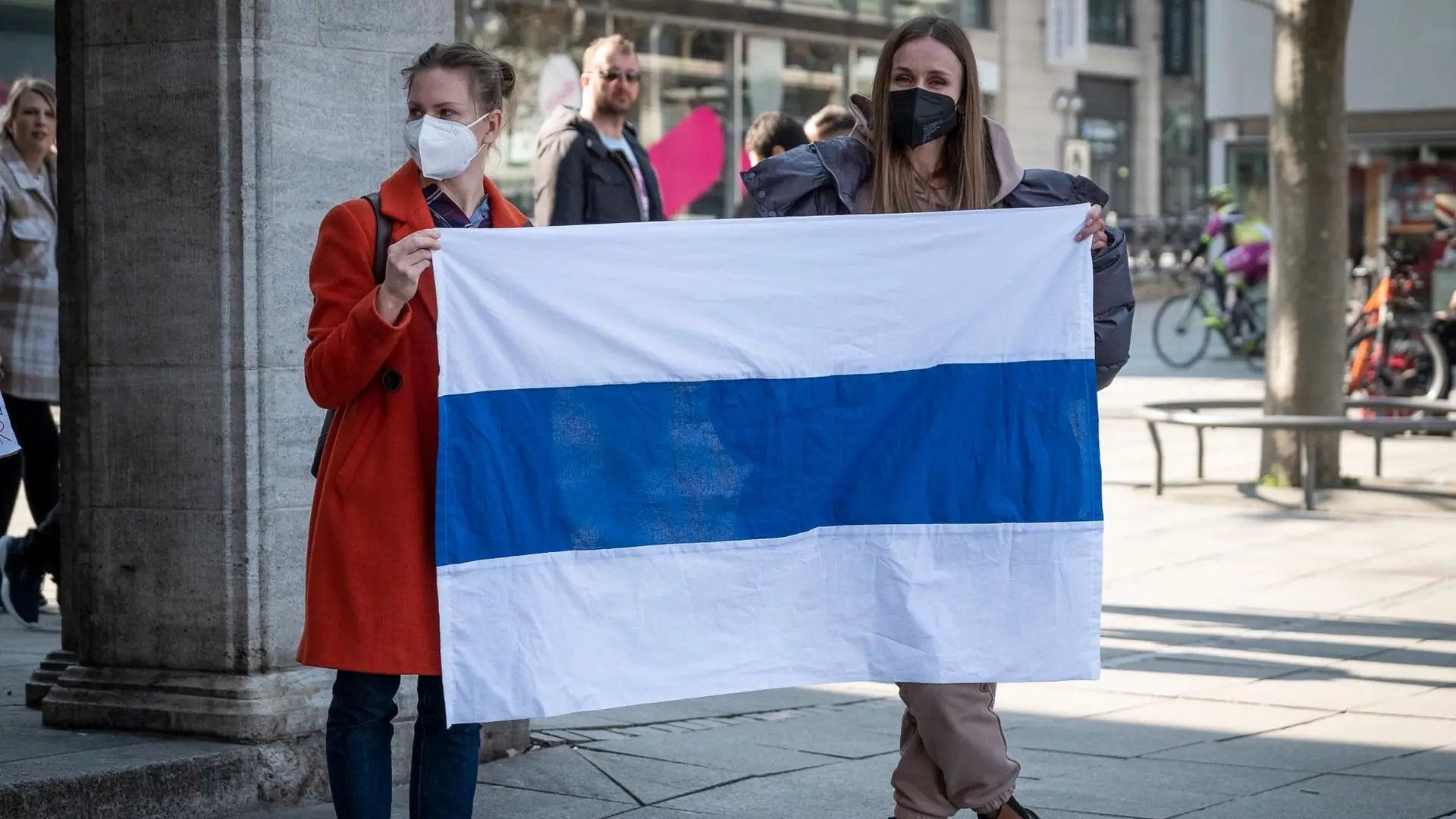 Stworzyli flagę Rosji, która nie jest "splamiona krwią". Stała się antywojennym symbolem