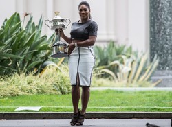 Serena Williams piękna jak nigdy. Tak pozowała z trofeum Australian Open. ZDJĘCIA