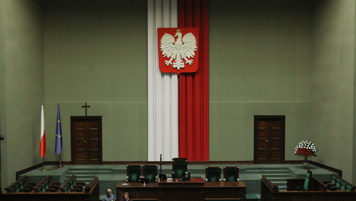 Ruch Palikota przygotował wniosek do marszałka Sejmu "o wydanie zarządzenia nakazującego usunięcie krzyża łacińskiego znajdującego się w sali posiedzeń Sejmu RP". Wniosek trafi do Grzegorza Schetyny, po tym jak w przyszłym tygodniu podpiszą go wszyscy posłowie-elekci Ruchu. Palikot twierdzi, że krzyż w Sejmie "oznacza stan permanentnego bezprawia trwający już 14 lat".