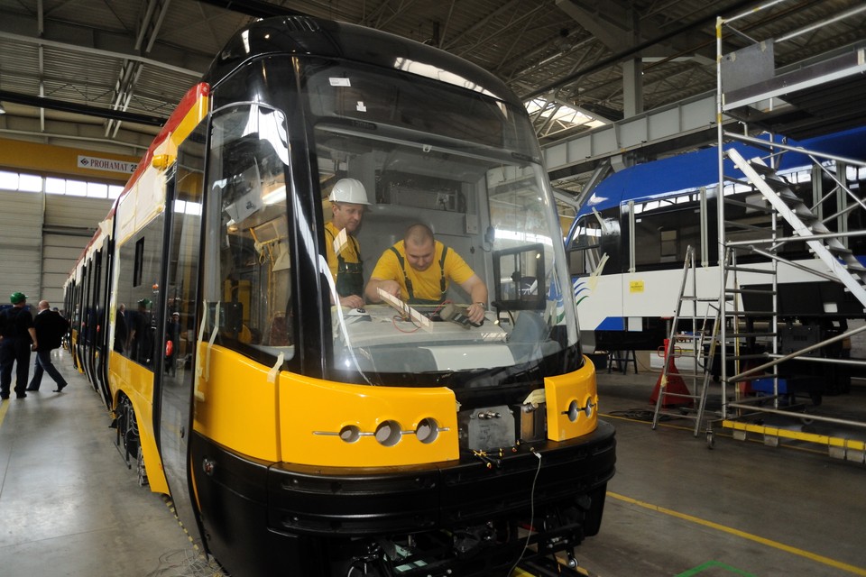 W bydgoskich zakładach PESA powstają tramwaje 102Na "Swing". Fot. PAP/Maciej Rozwadowski