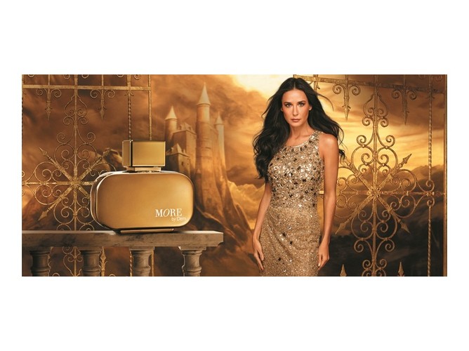 Demi Moore w kampanii wizerunkowej kosmetyków More by Demi Oriflame