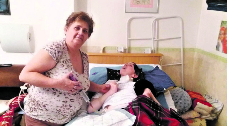 Kistaj Éva közös lakásukban ápolja három 
éve éber kómában fekvő lányát, 
Katalint. Őmiatta 
harcol otthonukért