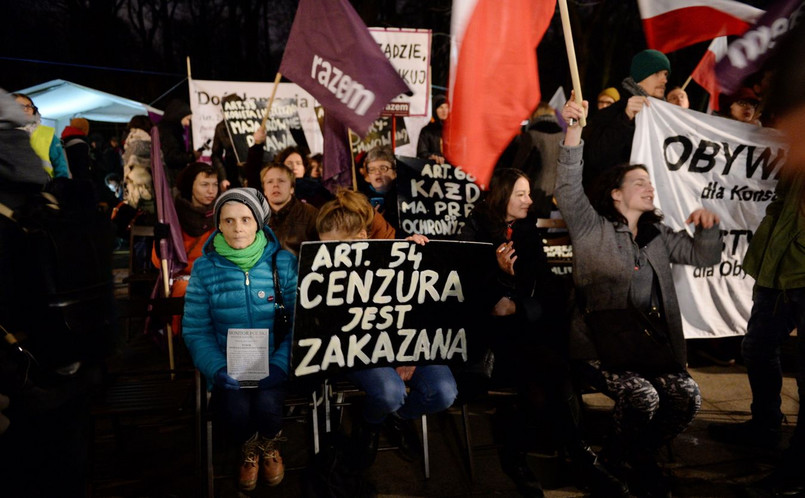 "Rządzie publikuj" jest jedynym postulatem zgromadzonych przed KPRM od środy przedstawicieli Partii Razem. "Chodzi o to, żeby rząd opublikował orzeczenie Trybunału Konstytucyjnego, bo jeżeli nie opublikuje, to znaczy, że traktuje prawo wybiórczo" - uzasadniała w piątek w rozmowie z PAP jedna z uczestniczek protestu Weronika Samolińska.