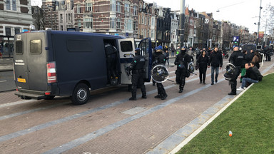 Zamieszki w Amsterdamie. Przeciwnicy obostrzeń wyszli na ulice