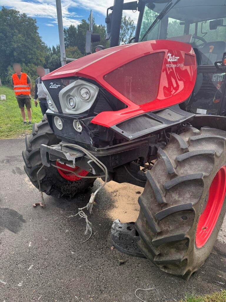 Pri Leviciach sa zrazil traktor s rýchlikom.