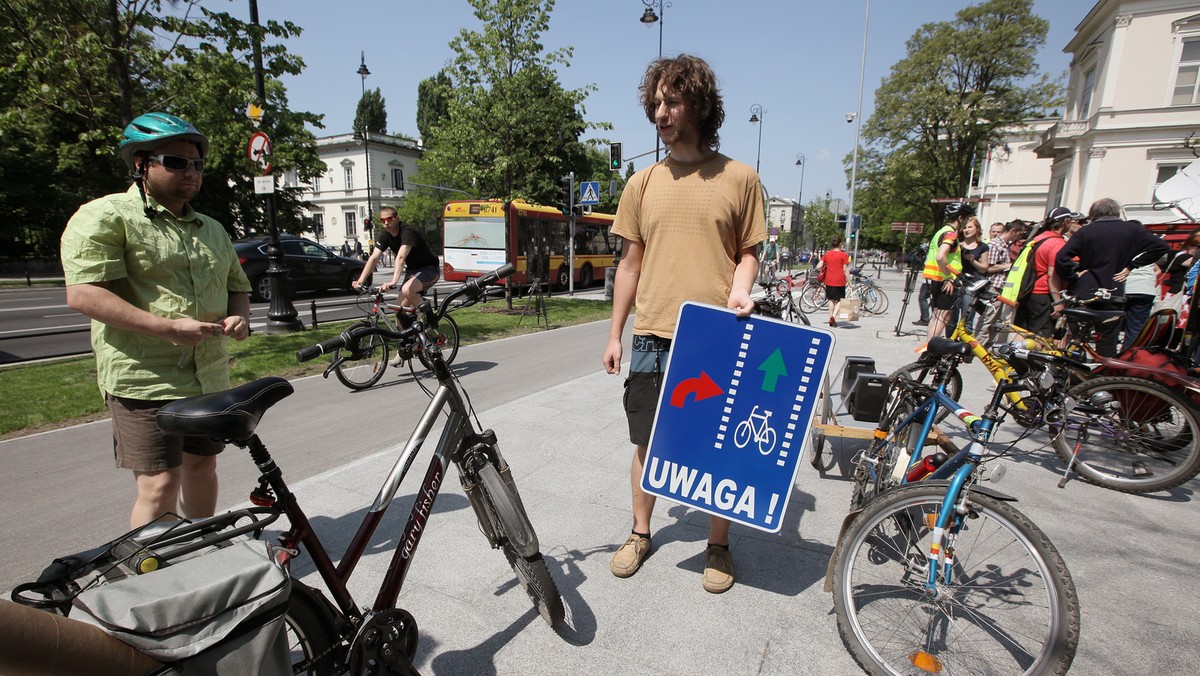 Pierwszeństwo roweru jadącego ścieżką rowerową przed skręcającymi pojazdami, śluzy rowerowe na skrzyżowaniach, możliwość wyprzedzania z prawej strony wolno jadących aut, legalne przyczepki dla dzieci - od soboty obowiązują nowe przepisy prawa o ruchu drogowym.