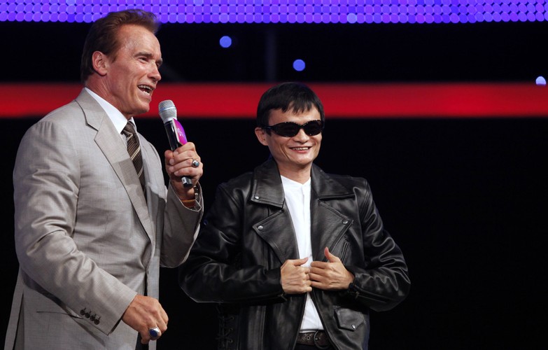 Jack Ma to nie tylko zdeterminowany i inspirujący lider, ale i człowiek obdarzony niezwykłym wręcz dystansem do samego siebie. Udowadniał to już niejednokrotnie. Choćby w 10 rocznicę powstania Alibaby, gdy wyszedł na scenę w blond peruce i wykonał utwór Eltona Johna 'Can You Feel The Love Tonight' przed tysiącami pracowników firmy. W wolnych chwilach chiński miliarder gra w pokera, czyta książki i medytuje w górach. 'Lubię grać, w karty. Nie idzie mi to zbyt dobrze, bo nie lubię kalkulować. Gram zgodnie ze swoim instynktem' - podkreśla Jack Ma. To właśnie ten instynkt zaprowadził młodego nauczyciela języka angielskiego w miejsce, o którym mógł tylko pomarzyć.