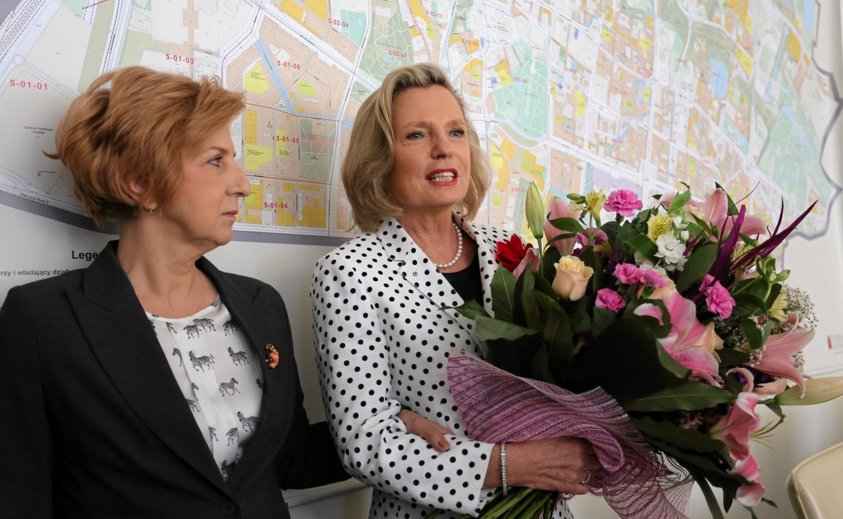 Anna Maria Anders z bukietem kwiatów