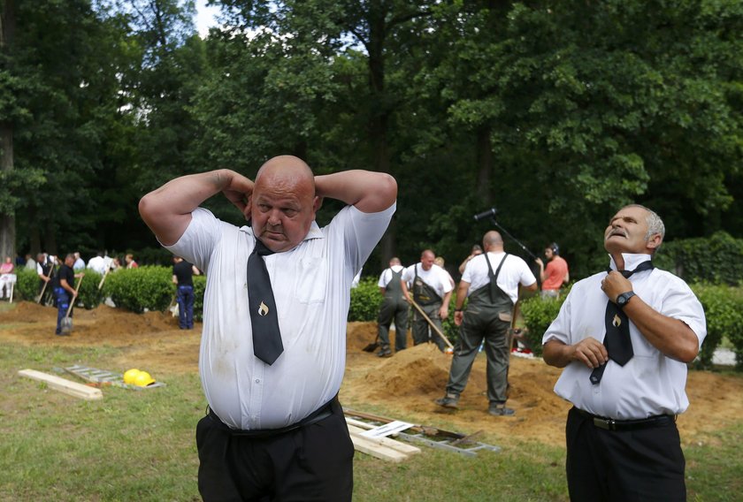 Zawody grabarzy w kopaniu grobów na czas