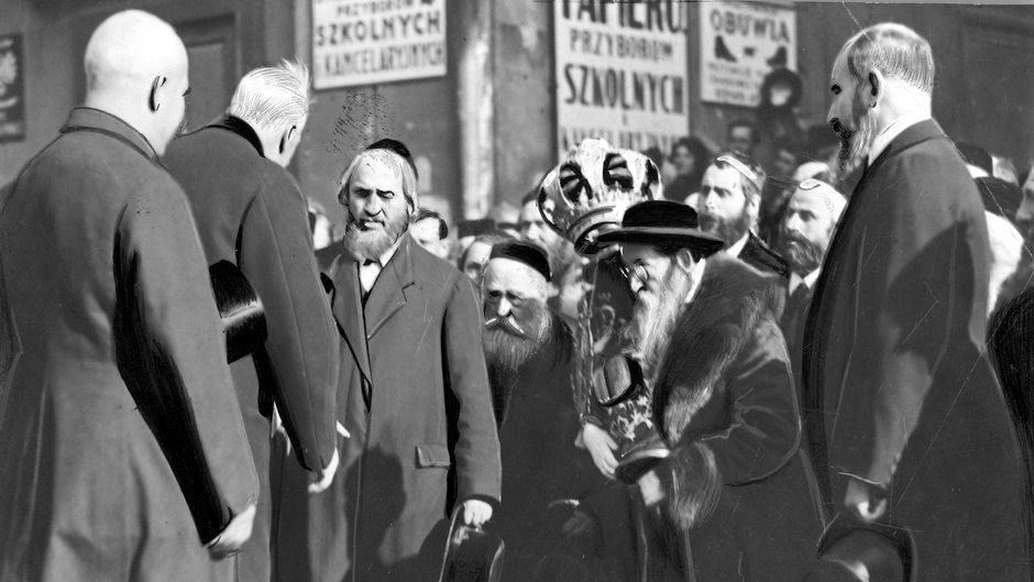 Prezydent RP Ignacy Mościcki (drugi z lewej) witany przez grupę Żydów, 1928 r.