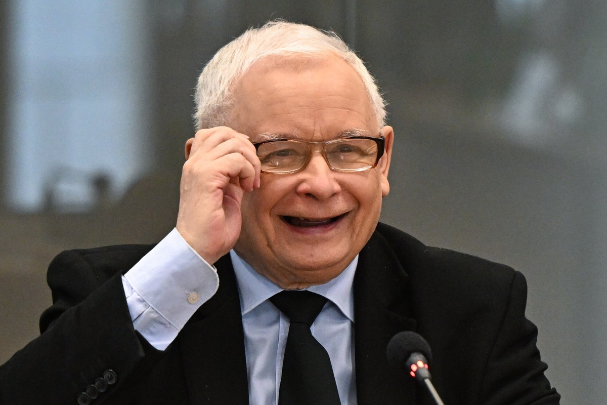 Warszawa, 24.05.2024. Wezwany na świadka prezes Prawa i Sprawiedliwości Jarosław Kaczyński podczas posiedzenia sejmowej komisji śledczej do zbadania legalności, prawidłowości oraz celowości działań podjętych w celu przygotowania i przeprowadzenia wyborów Prezydenta Rzeczypospolitej Polskiej w 2020 r. w formie głosowania korespondencyjnego, 24 bm. w Sejmie w Warszawie. (amb) PAP/Radek Pietruszka