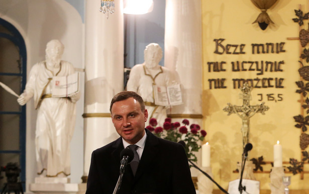Prezydent przy grobie Lecha i Marii Kaczyńskich. "Chwila modlitwy, złożenie kwiatów"
