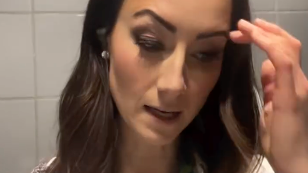 Kanadská reportérka Claire Hanna sa vymkla na toaletách.