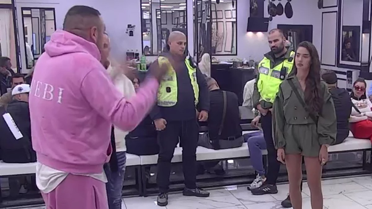 NIKAD VEĆI HAOS ANĐELE I CARA On joj javno zapretio, ori se Bela kuća: "Sram te bilo"