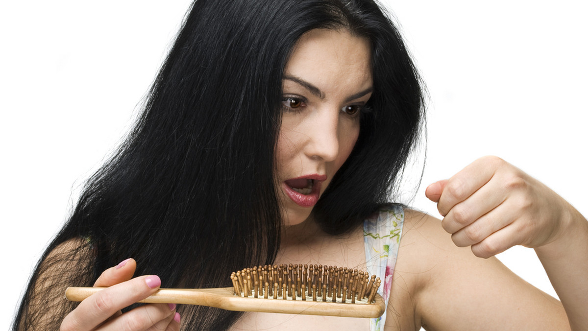 Zła dieta, krążenie, a także zmiany hormonalne odbijają się negatywnie na kondycji włosów. Jeżeli kuracje wzmacniające nie przynoszą efektów, można skorzystać z medycyny estetycznej i zabiegu mezoterapii, która odżywia włosy najskuteczniej, bo "od wewnątrz".