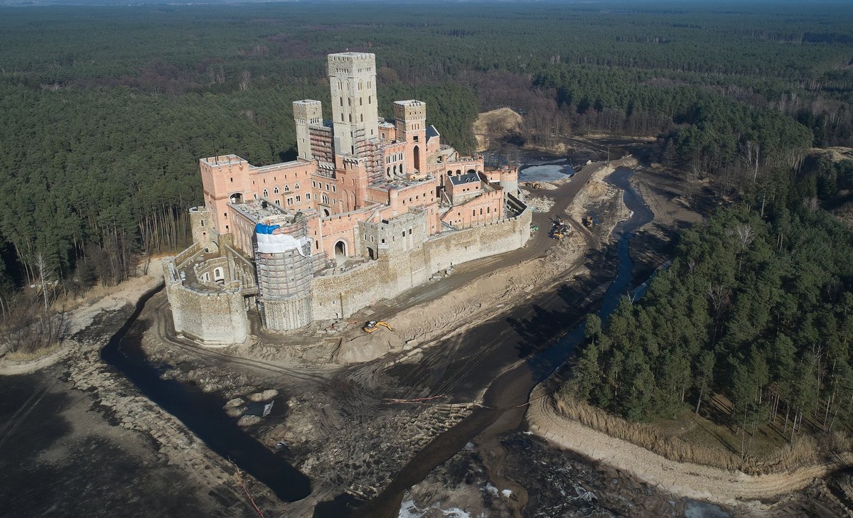 Stobnica , Zamek wybudowany w Puszczy Noteckiej