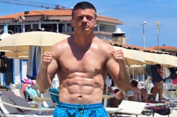 (FOTO) TIGAR SE "RASPIŠTOLJIO" Dečko Jovane Jeremić pokazao mišiće na plaži: Napustili Srbiju