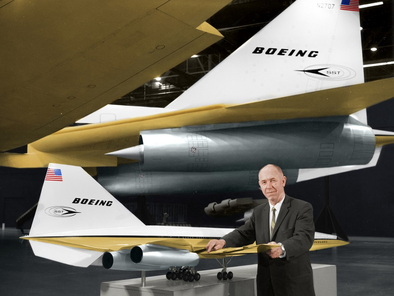 Główny projektant Boeinga 2707 Maynard Pennell stojący obok makiety samolotu