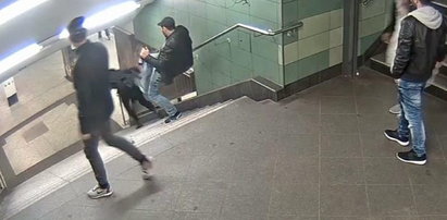 Pasażer pomógł schywtać brutala, który skopał kobietę w metrze