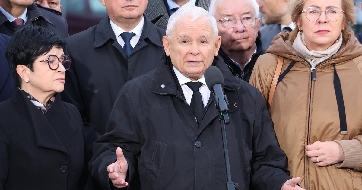 Chaos na miesięcznicy. Kaczyński zaczął mówić o Ziobrze. W tle powtarzano jedno słowo