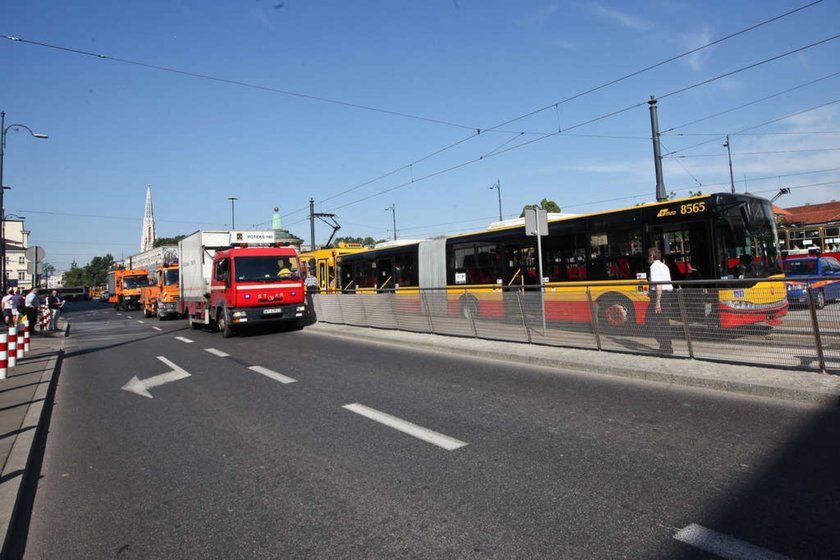 Autobus zderzył się z tramwajem. Wypadek w Warszawie