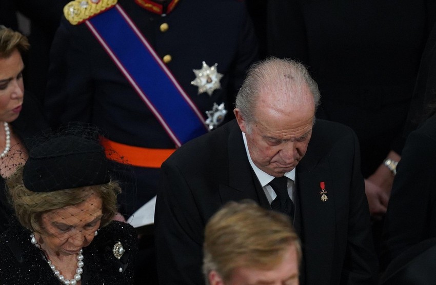 Bivši kralj i kraljica Huan Karlos i Sofija na sahrani kraljice Elizabete u Londonu