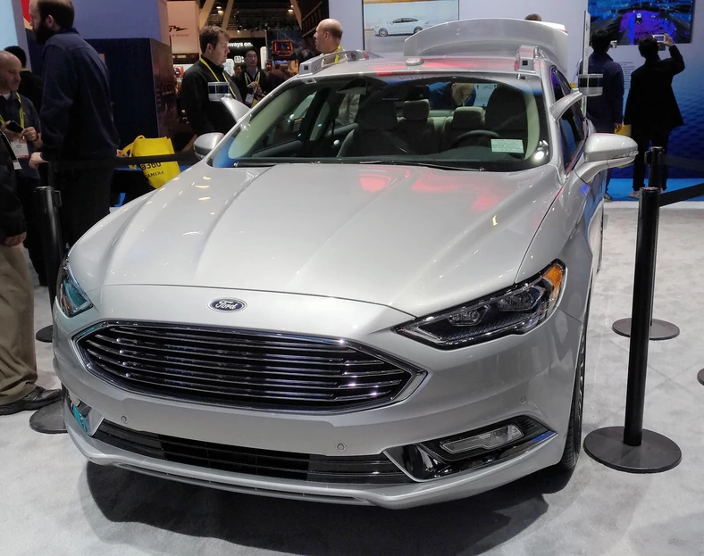 Ford Fusion Antonomous - w Stanach Fusion, w Europie Mondeo. Wygląda całkiem normalnie, ale jeździ zupełnie samodzielnie, bez pomocy kierowcy