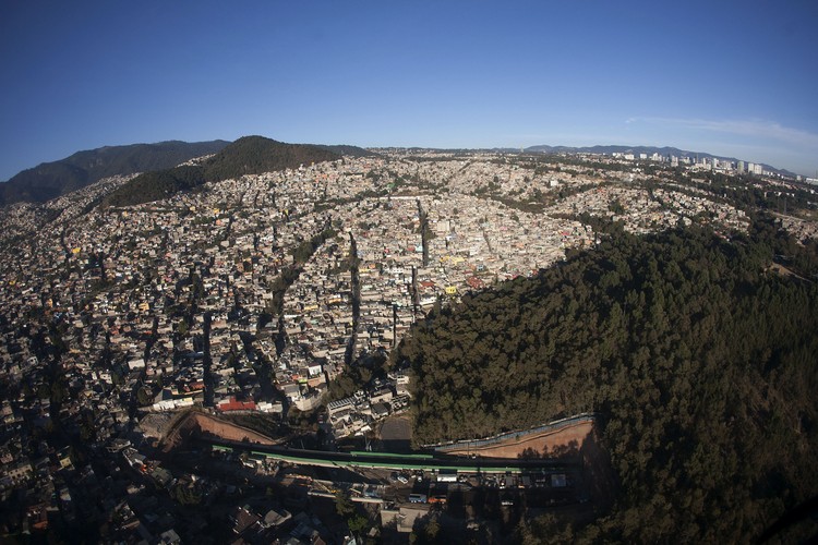 Liczba ludności w megalopolis, czyli aglomeracji wraz z okolicznymi, stopniowo pochłanianymi miejscowościami, jest szacowana na 22-25 mln. Mieszka tu jedna piąta mieszkańców całego kraju.

Na zdjęciu: Dzielnica mieszkaniowa Santa Fe