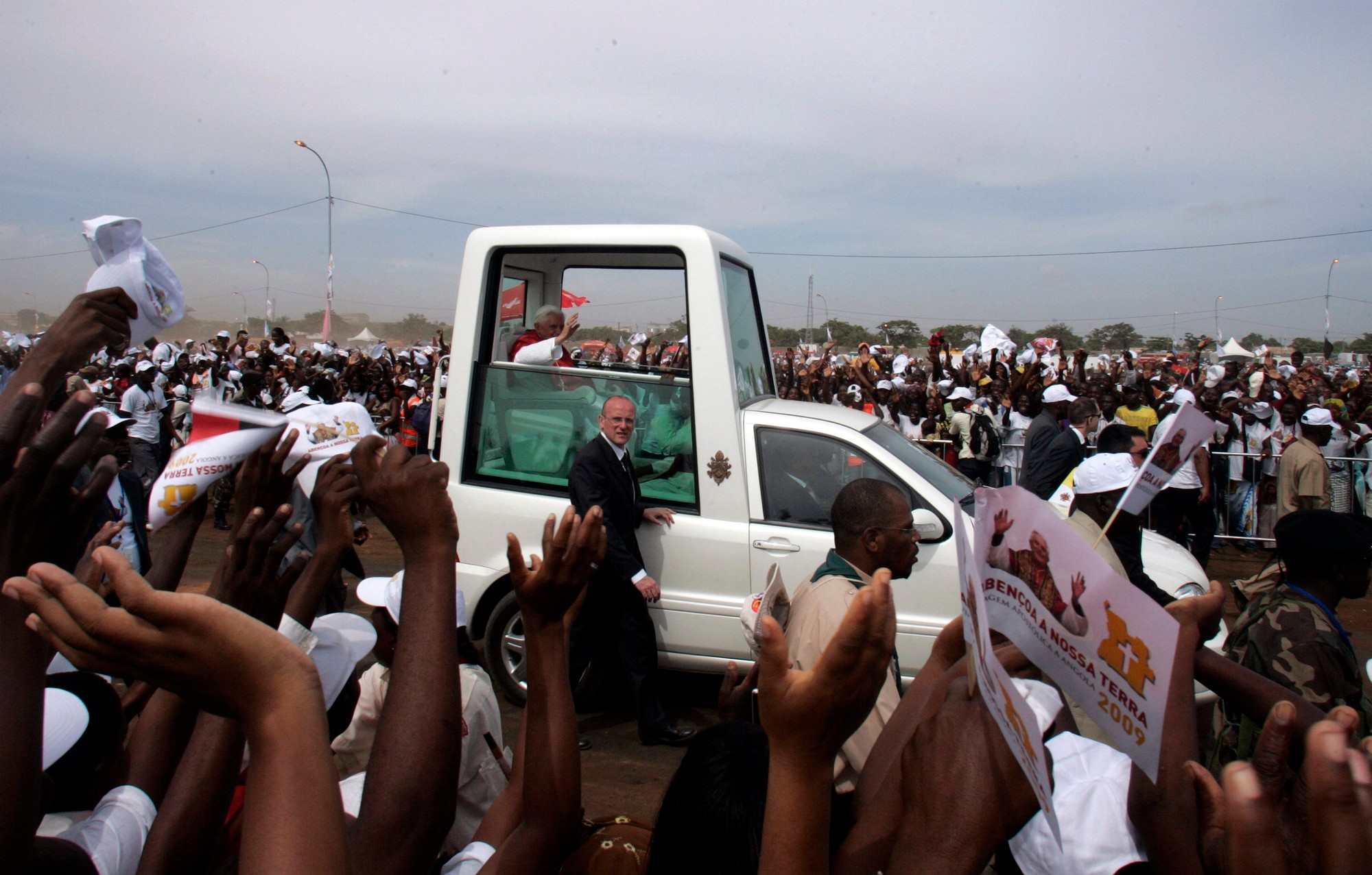 Emeritný pápež Benedikt XVI. zomrel vo veku 95 rokov.