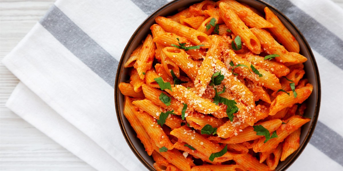 Penne alla vodka staje się coraz popularniejsze.