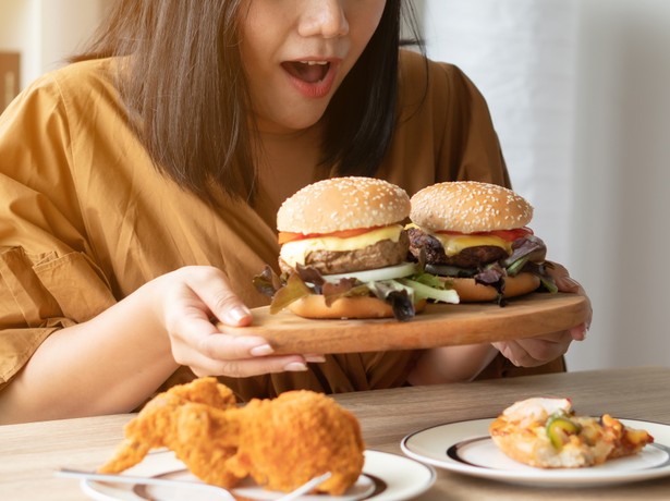 Jedzenie. Obżarstwo. Objadanie się. Fast food.