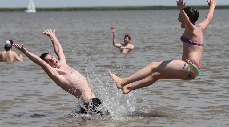 Szabadvizű strandjaink többsége nem szennyezett, s fertőzésveszély sincsen, bátran
csobbanhatunk /Fotó: RAS-archív