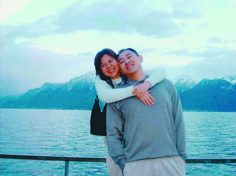 "Whitney i ja zrobiliśmy sobie to zdjęcie podczas podróży do Szwajcarii z ciocią Zhang w 2004 r. Za nami Jezioro Genewskie". Zdjęcie udostępnione przez autora